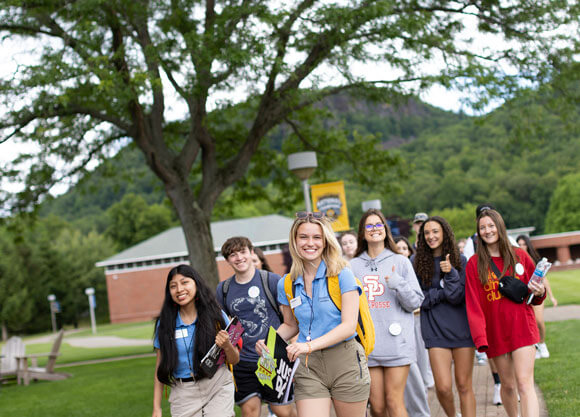 Orientation leader guiding prospective Quinnipiac students to the Carl Hansen Student Center