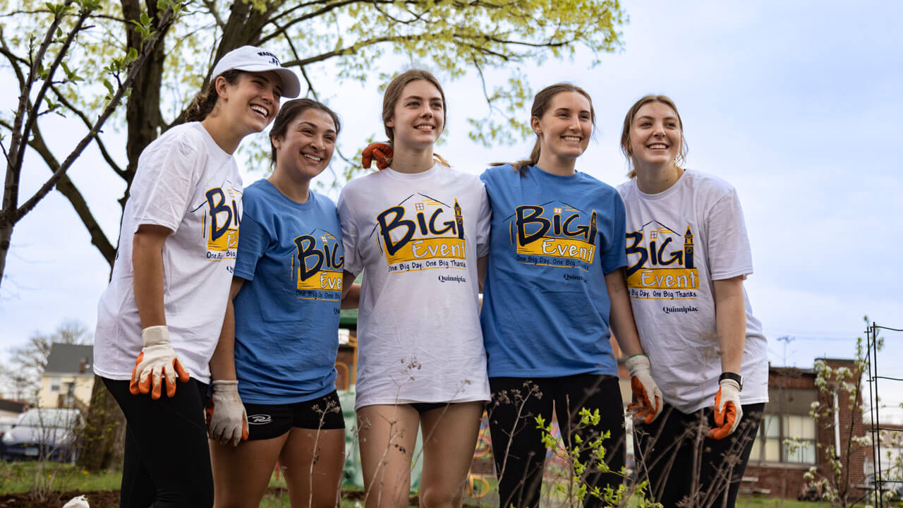 Big Event student volunteers pose for a group photo.